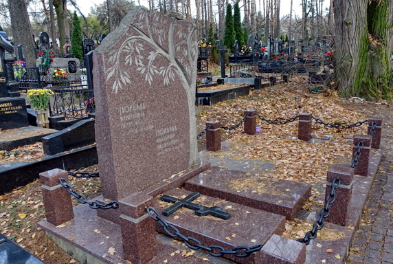 Широкое надгробье из гранита на двух покойных